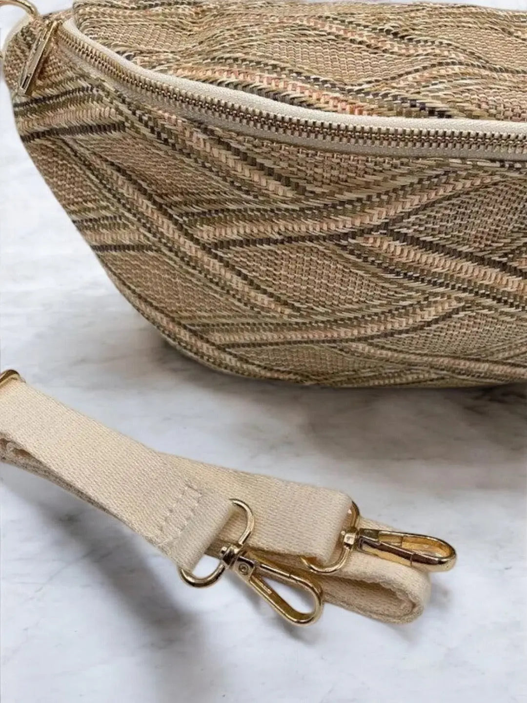 Sac banane XL tressé paille taupe beige Le Petit Placard