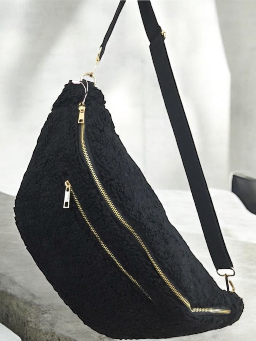 Sac banane XXL tissu toucher peluche deux poches noir Le Petit Placard