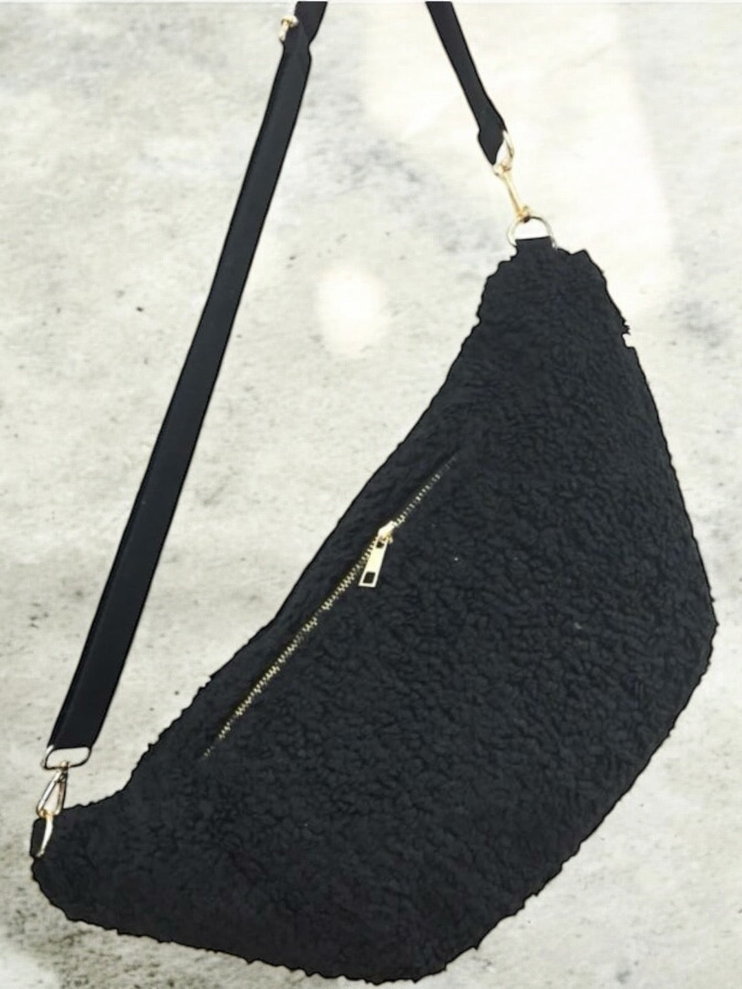 Sac banane XXL tissu toucher peluche deux poches noir Le Petit Placard