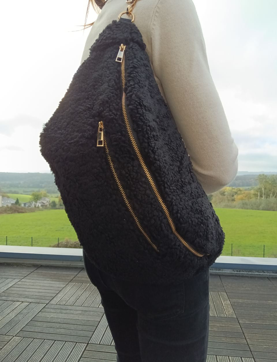 Sac banane XXL tissu toucher peluche deux poches noir Le Petit Placard