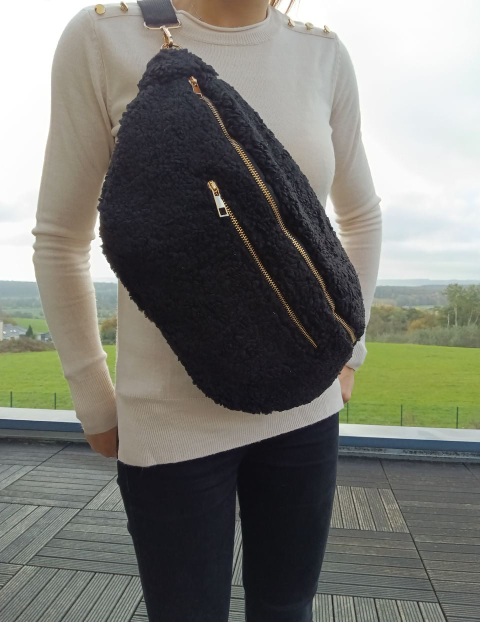 Sac banane XXL tissu toucher peluche deux poches noir Le Petit Placard