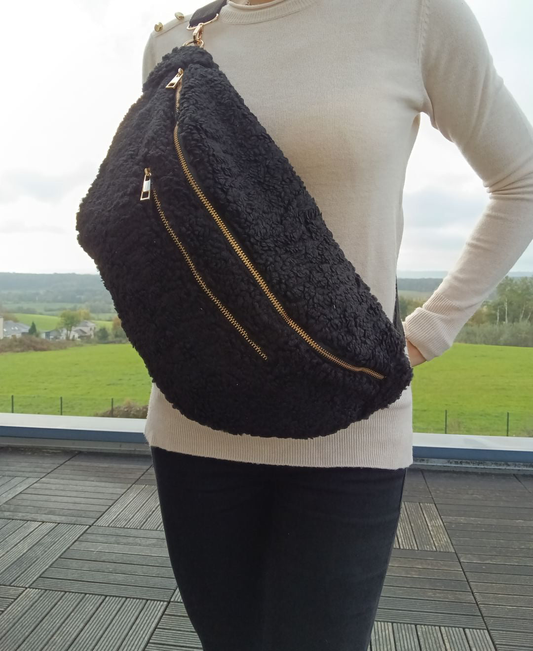 Sac banane XXL tissu toucher peluche deux poches noir Le Petit Placard