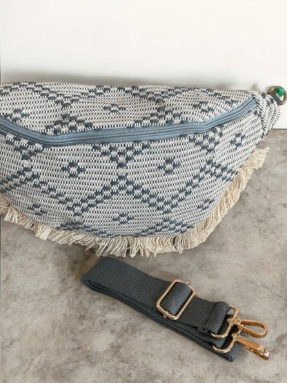 Sac banane XXL tissu tressé franges beige gris avec bandoulière grise et fermoir doré