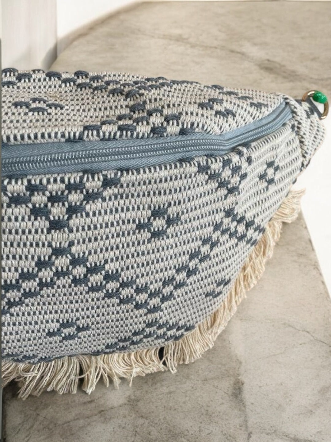 Sac banane XXL tissu tressé franges beige gris avec fermeture éclair et motifs géométriques bicolores