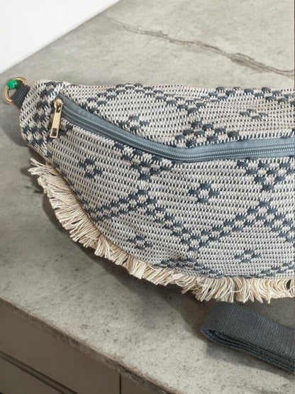 Sac banane XXL en tissu tressé beige et gris avec franges et fermeture éclair dorée