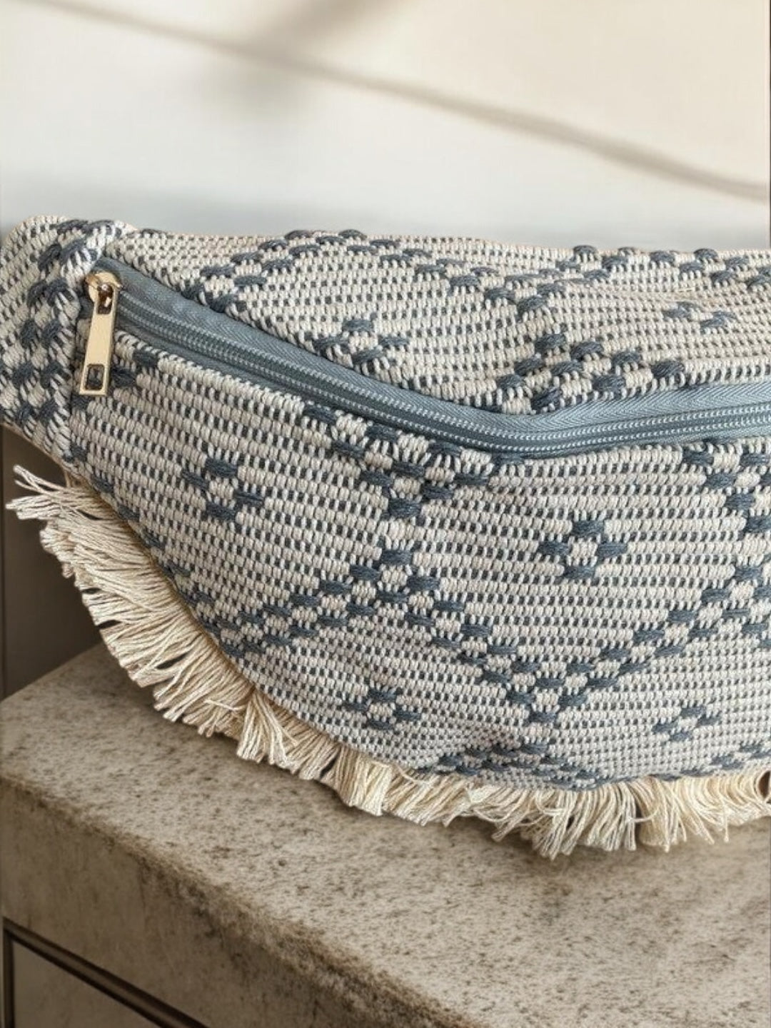 Sac banane XXL en tissu tressé beige et gris avec franges et fermeture éclair dorée