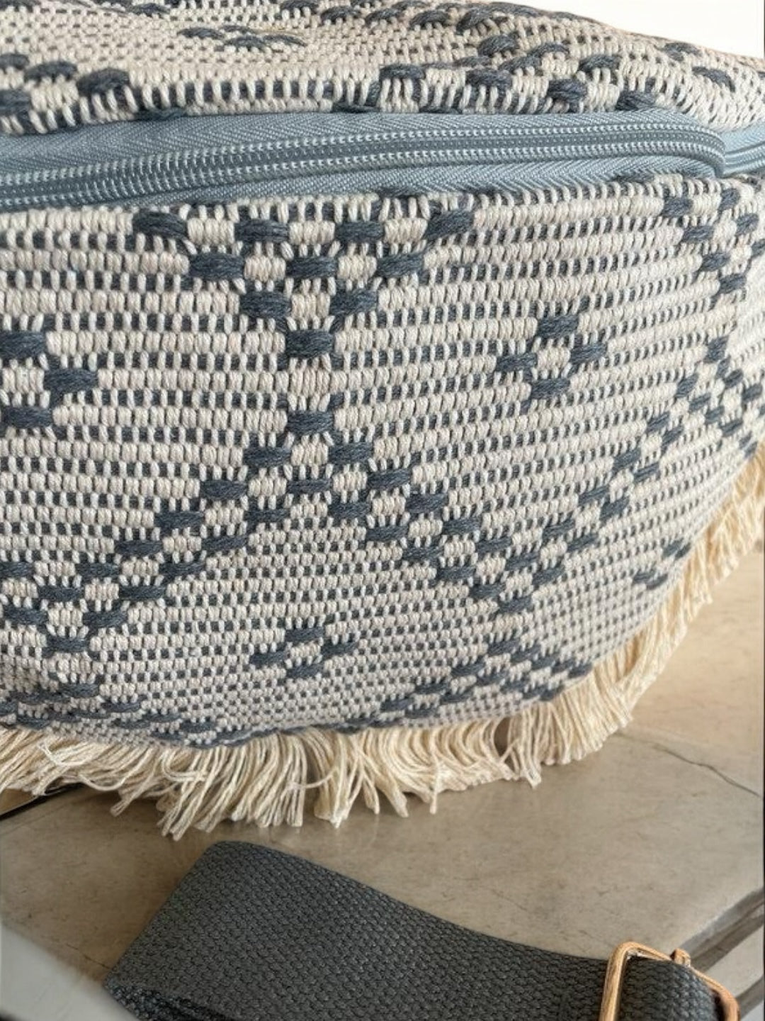 Sac banane XXL tissu tressé franges beige gris motif jacquard géométrique et bandoulière réglable