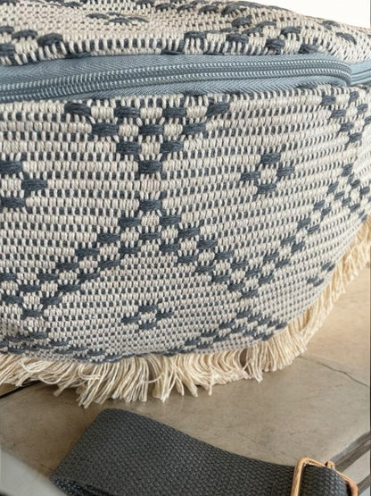 Sac banane XXL tissu tressé franges beige gris motif jacquard géométrique et bandoulière réglable