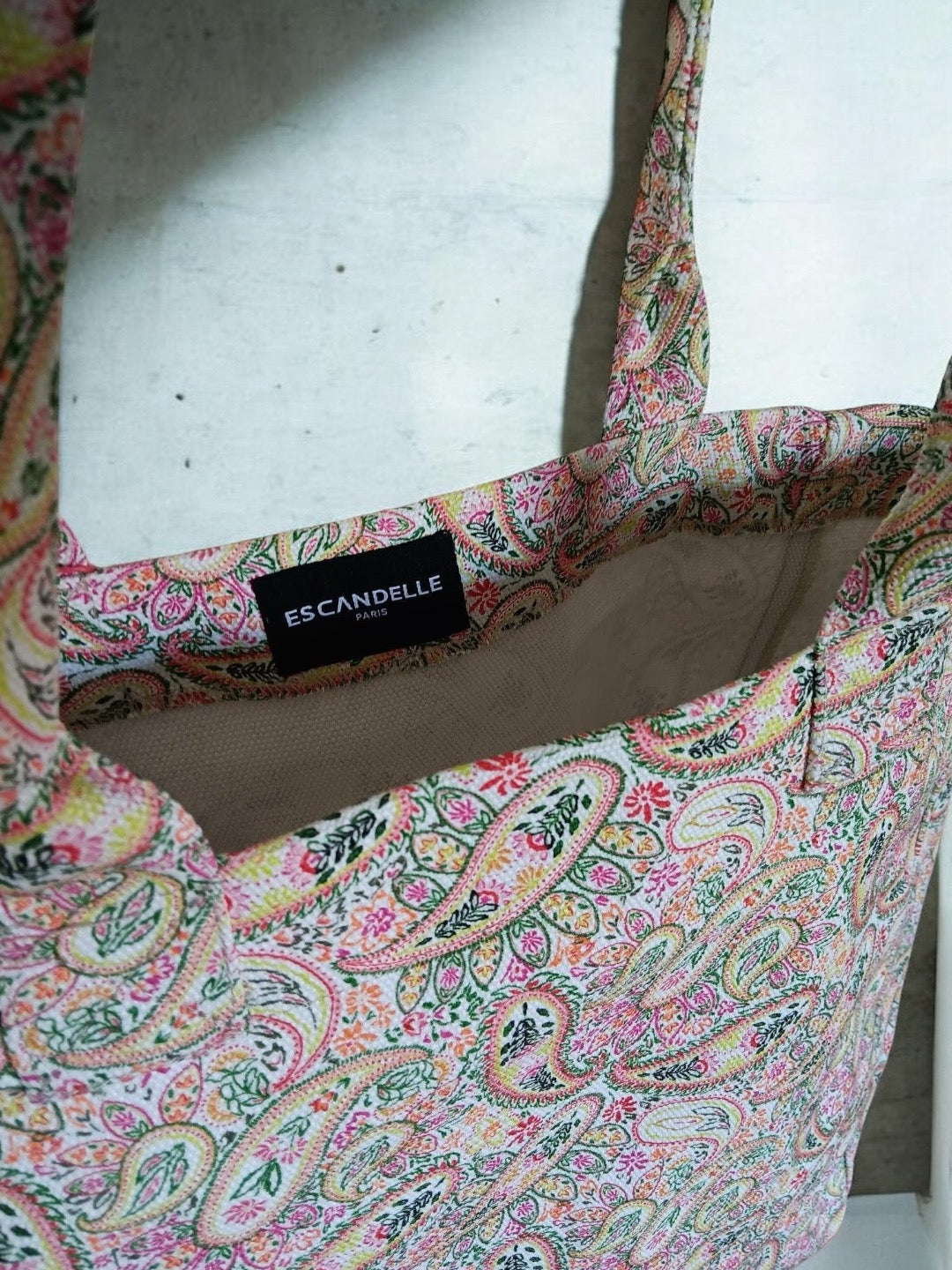 Escandelle tote bag with pink and green paisley motifs, trendy accessory at Le Petit Placard