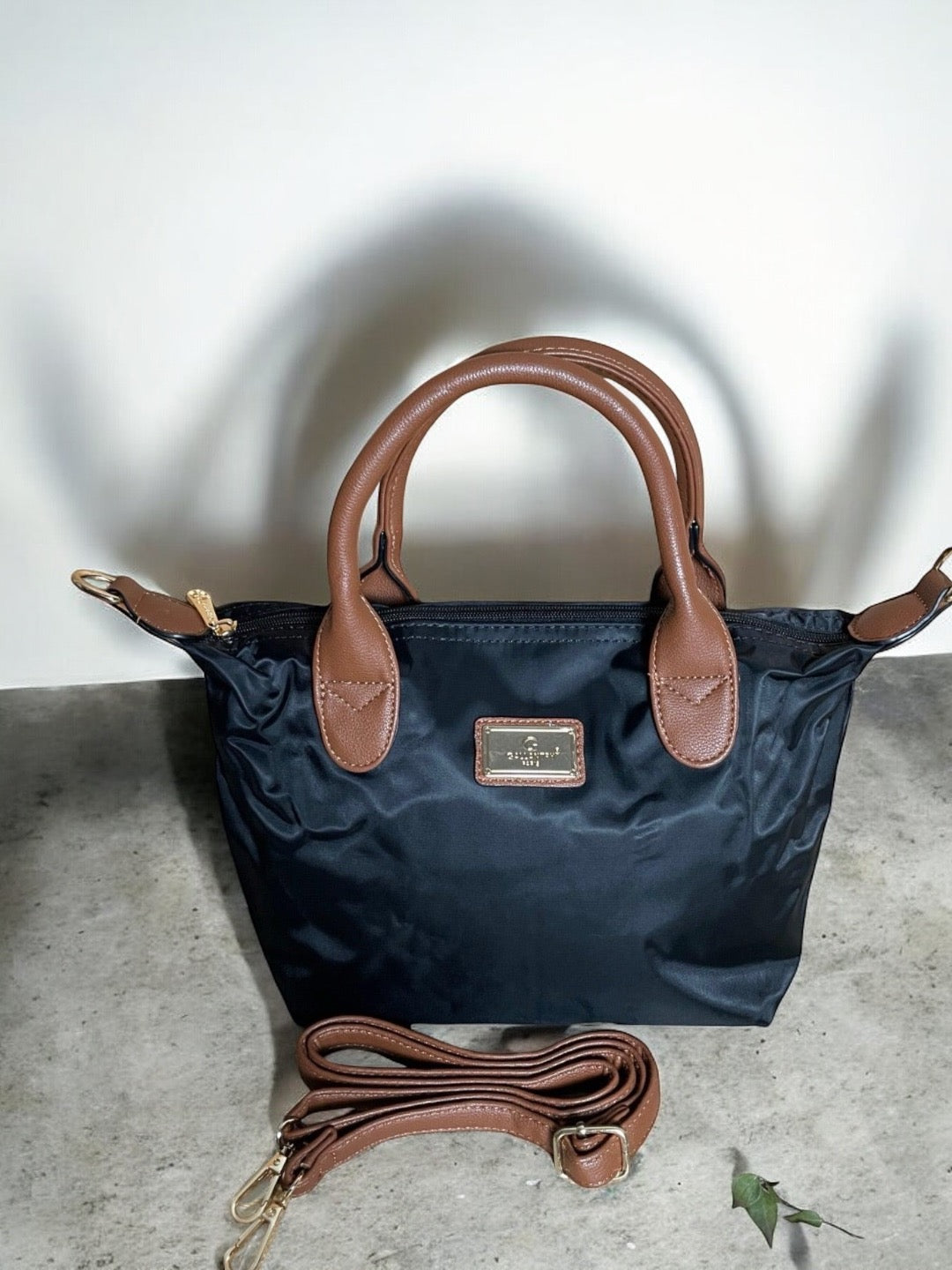 Sac à main fourre-tout petit modèle noir en nylon avec anses et bandoulière en cuir camel