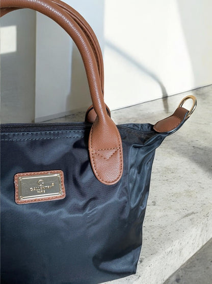 Sac à main fourre-tout petit modèle noir en nylon avec anses en cuir camel et plaque dorée Gallantry Paris