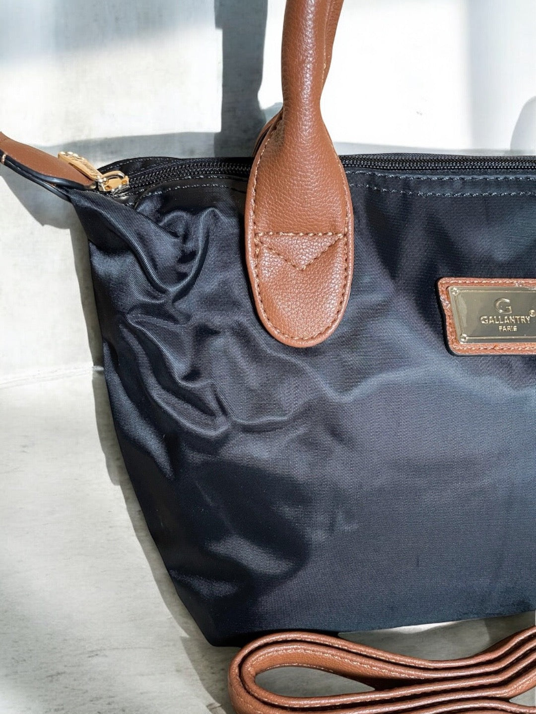 Sac à main fourre-tout petit modèle noir Gallantry Paris avec anses et bandoulière en cuir camel