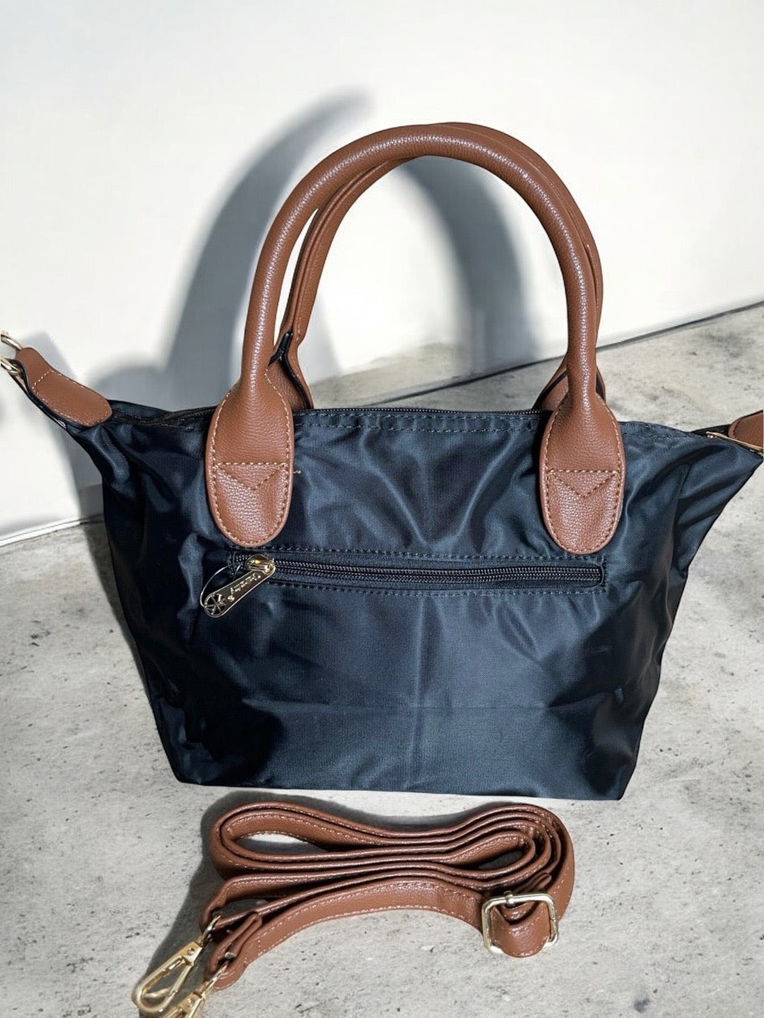Sac à main fourre-tout petit modèle noir en nylon avec anses et bandoulière en cuir camel
