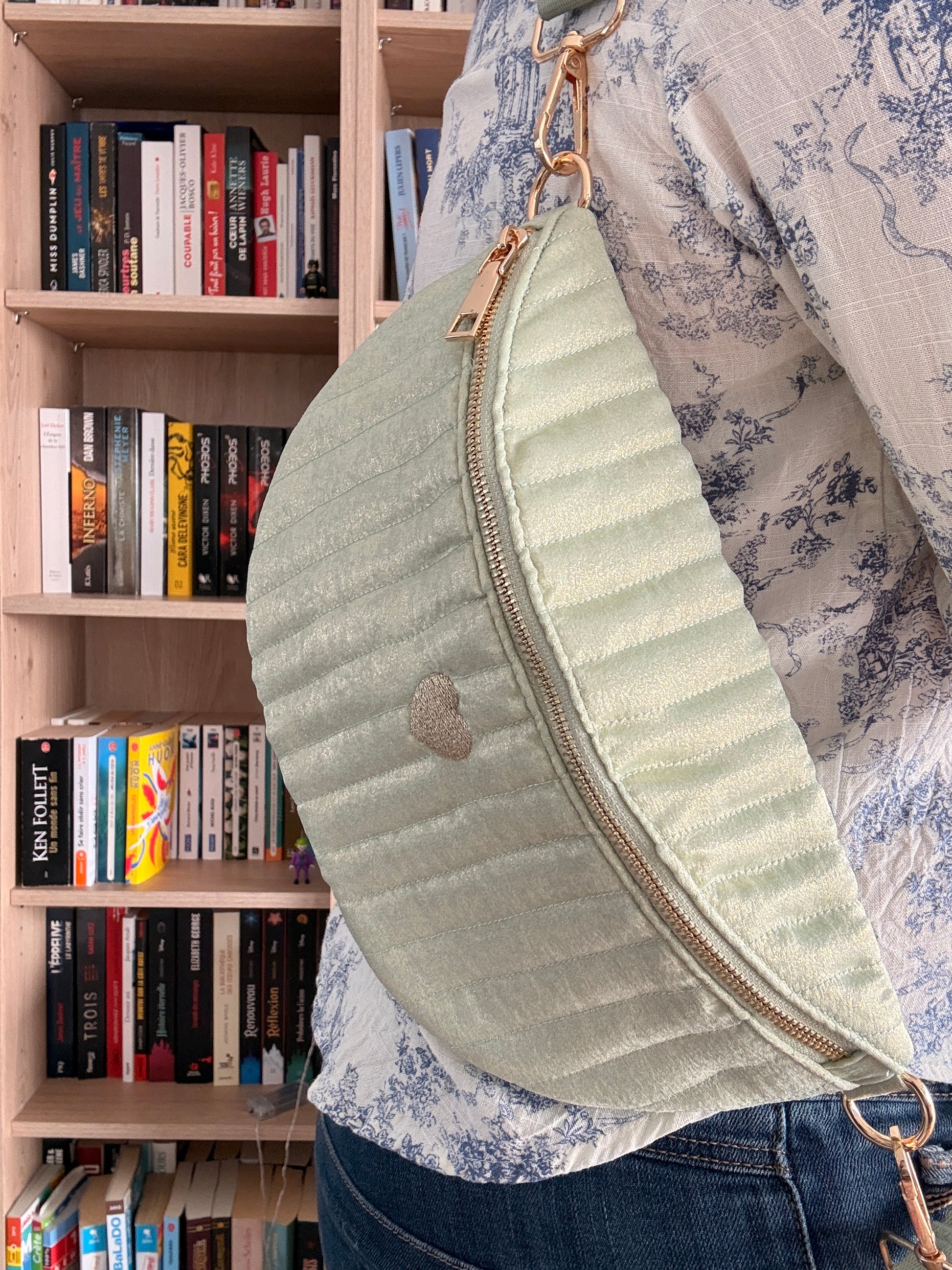 Sac Banane Vert d'Eau Irisé - Texture Brillante Cœur Doré Femme