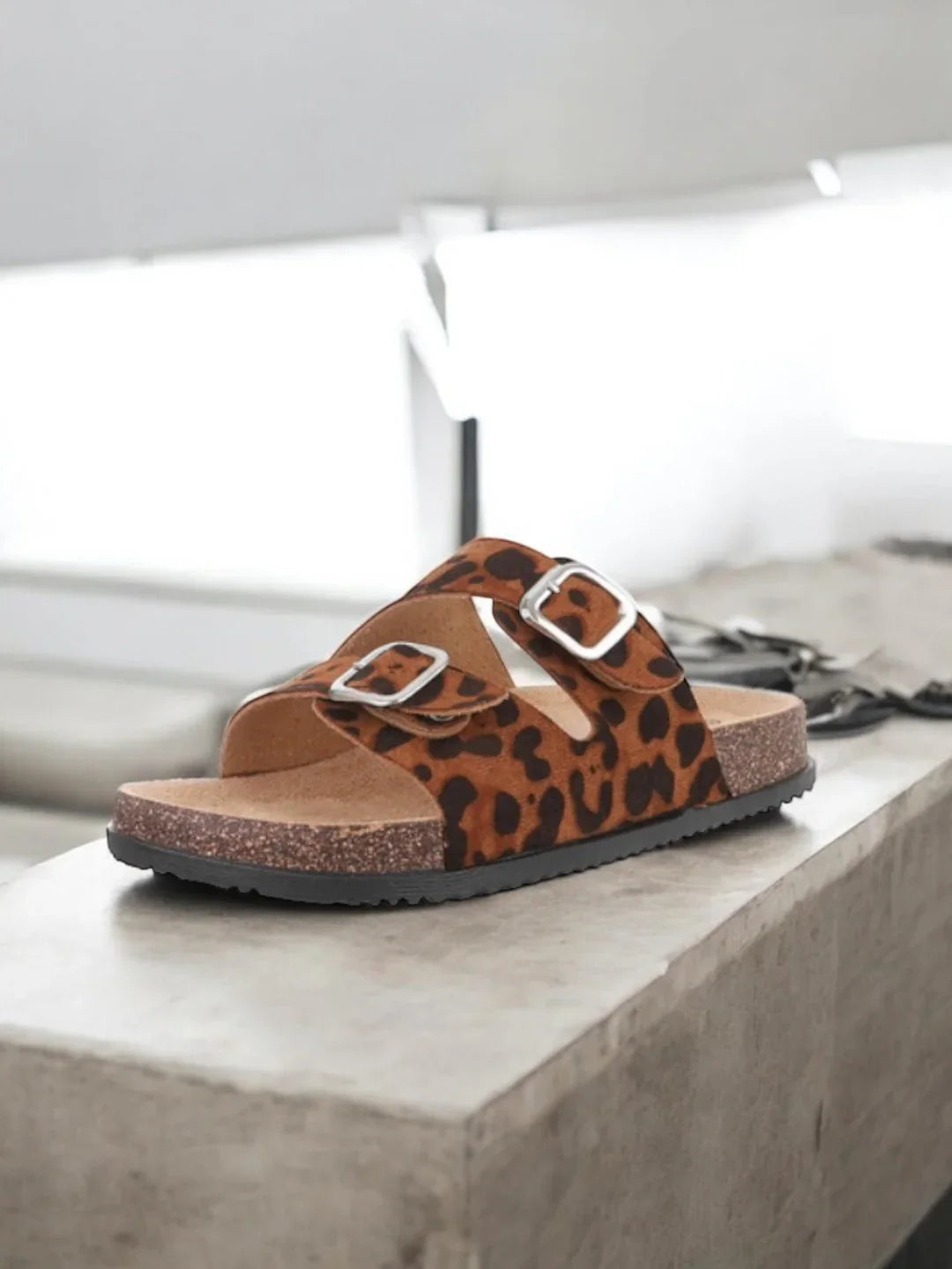 Chaussures sandales 2 brides motif léopard marron noir avec boucles style Birk Le Petit Placard