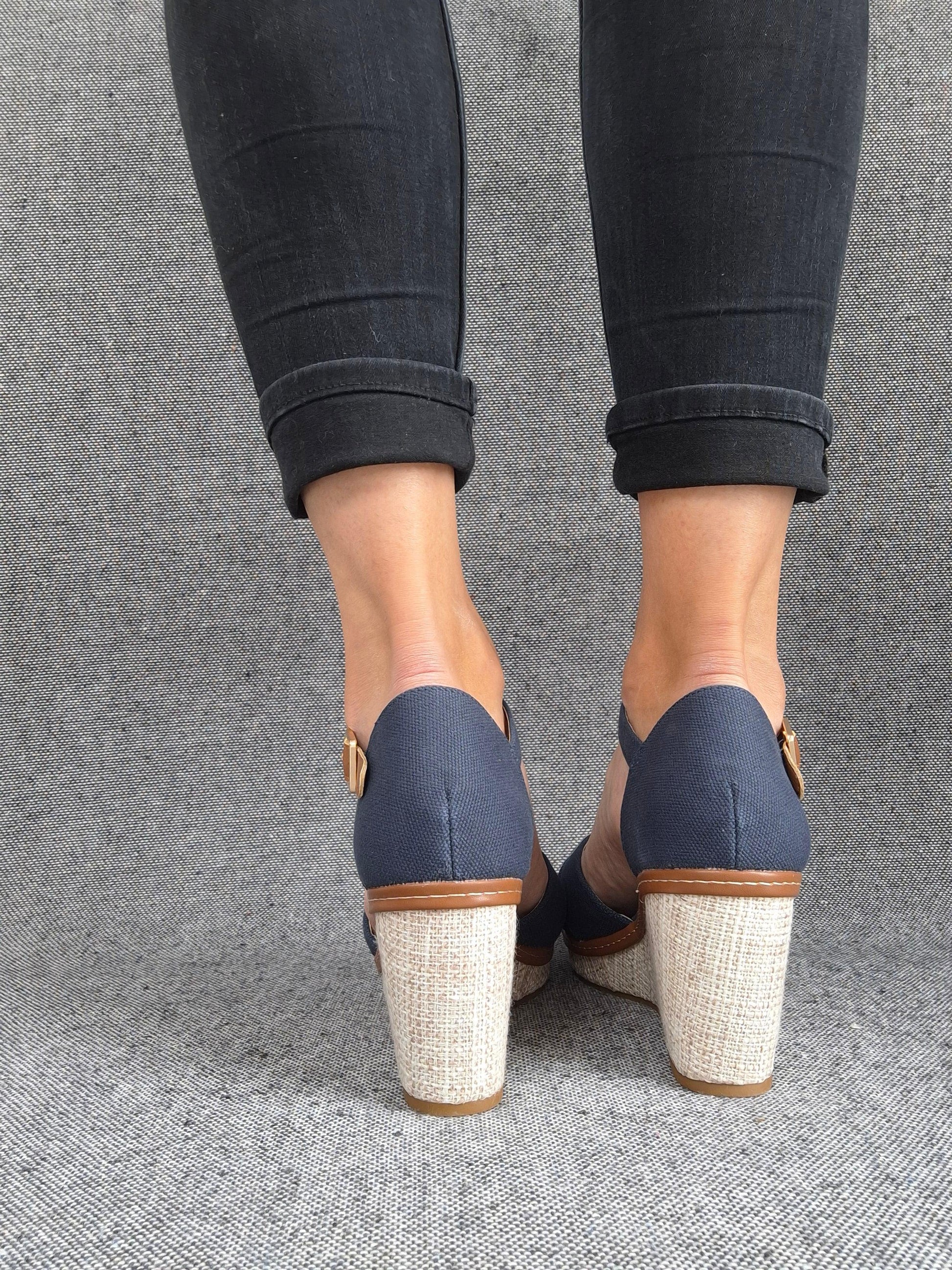 Chaussures sandales compensées tissu à lanières bleu marine semelle beige Le Petit Placard