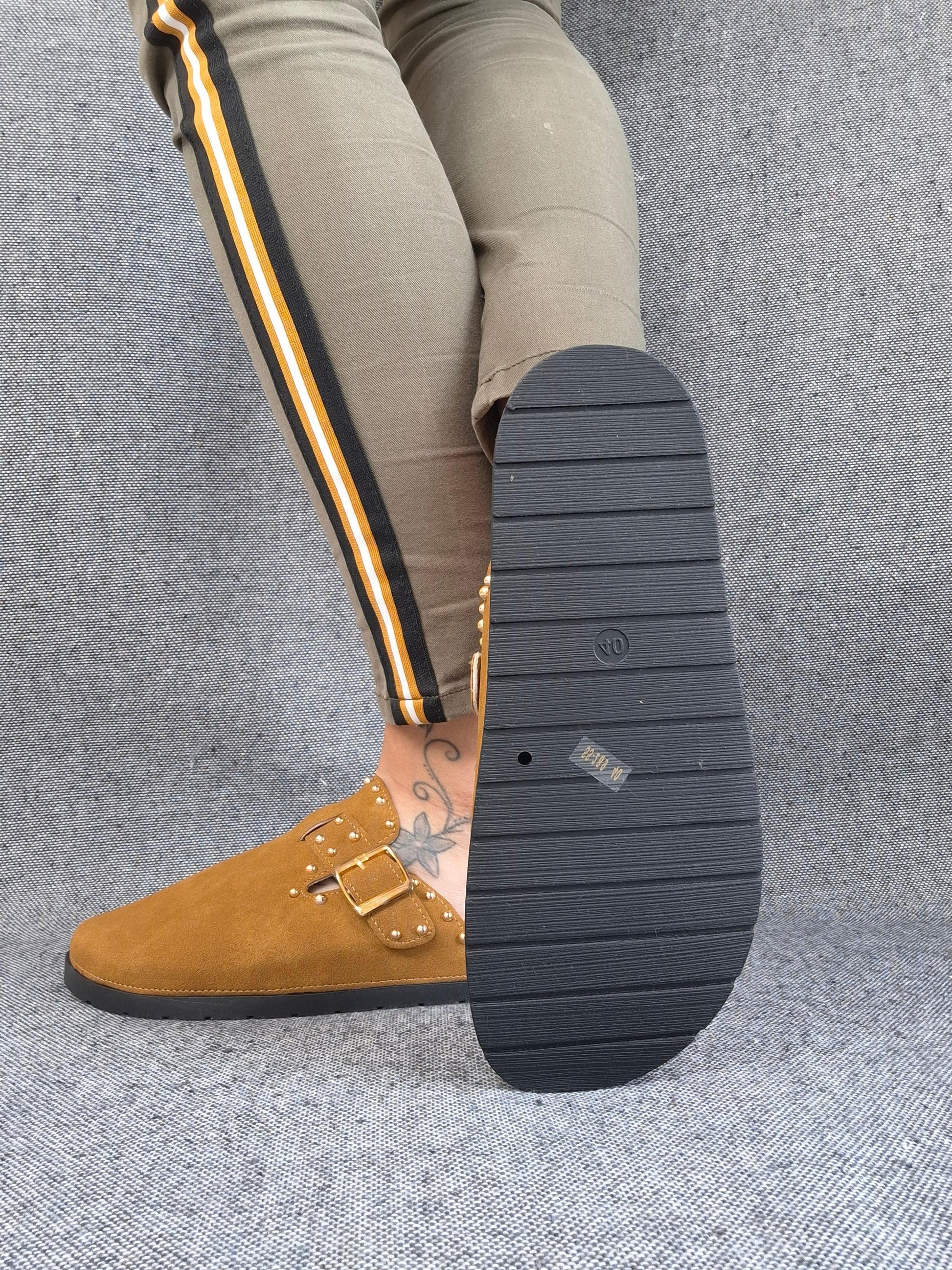 Chaussures sandales fermées type birk camel à semelle intérieur noire Le Petit Placard