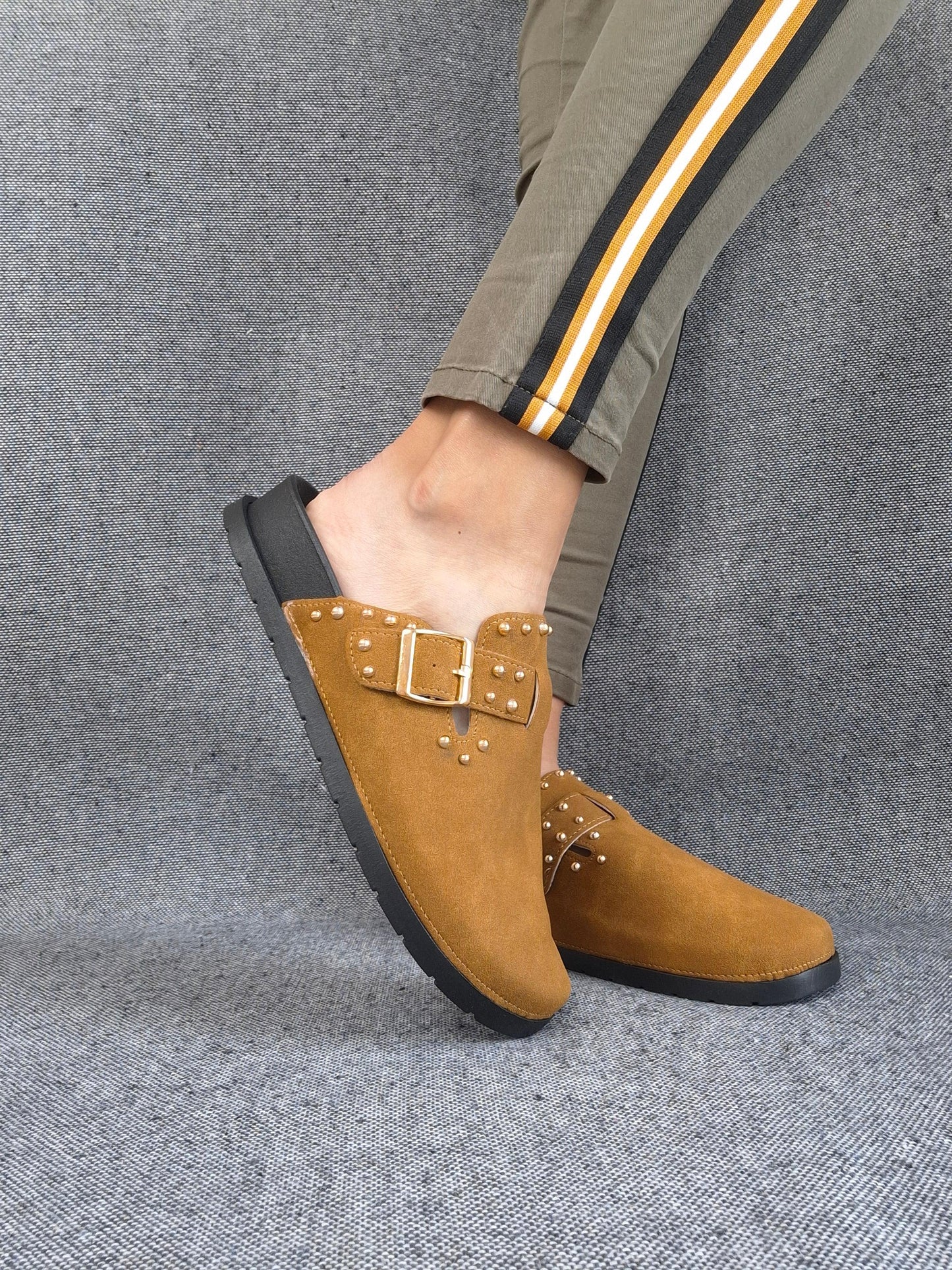 Chaussures sandales fermées type birk camel à semelle intérieur noire Le Petit Placard