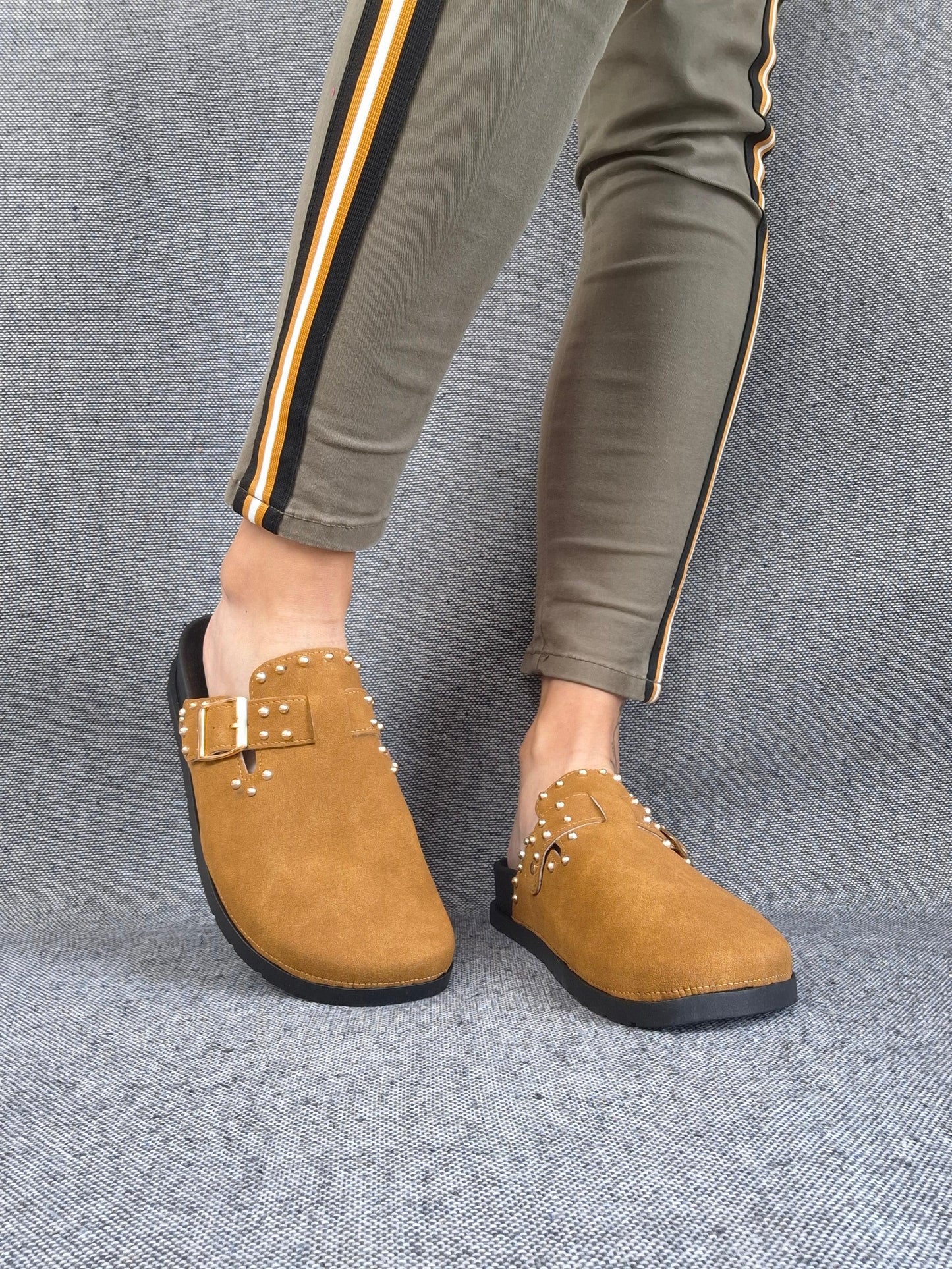 Chaussures sandales fermées type birk camel à semelle intérieur noire Le Petit Placard