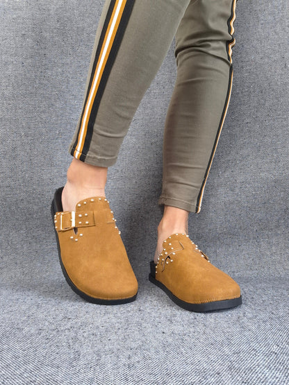 Chaussures sandales fermées type birk camel à semelle intérieur noire Le Petit Placard