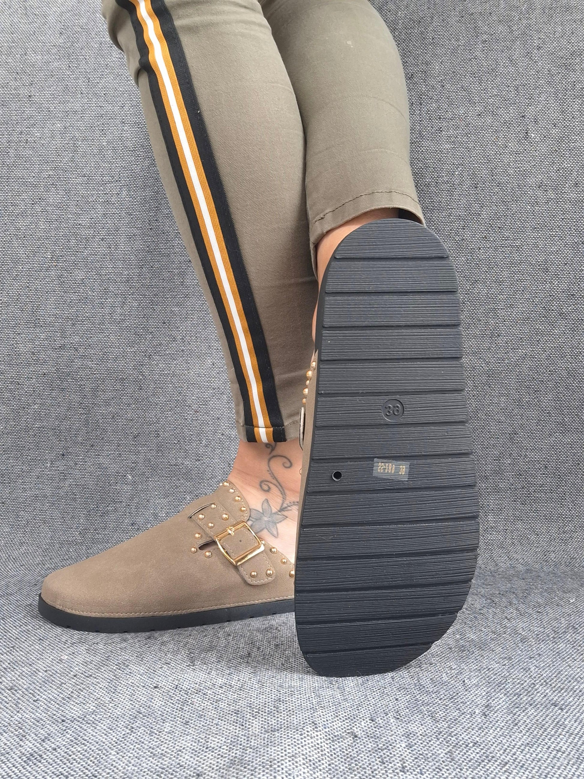Chaussures sandales fermées type birk taupe à semelle intérieur noire Le Petit Placard