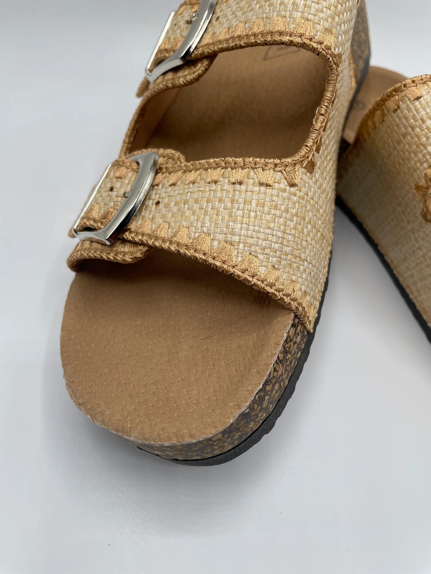 Chaussures sandales intérieur cuir beige camel à motifs style Birkenstock - Le Petit Placard