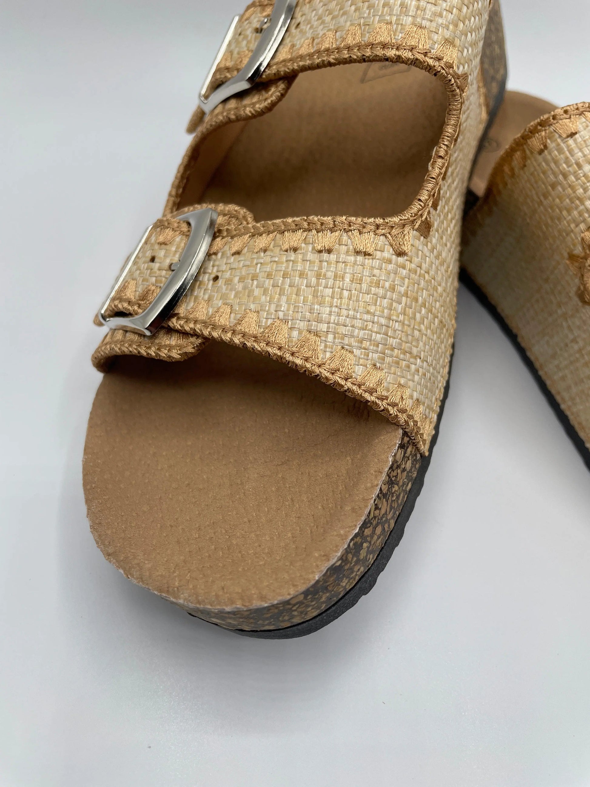 Chaussures sandales intérieur cuir beige camel à motifs style Birkenstock - Le Petit Placard