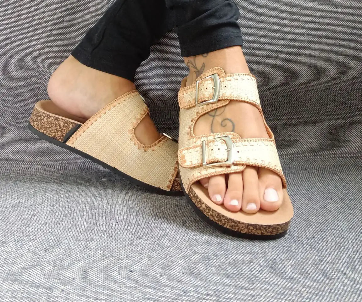 Chaussures sandales intérieur cuir beige camel à motifs style Birk Le Petit Placard