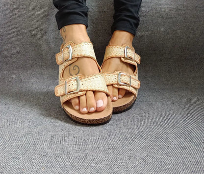 Chaussures sandales intérieur cuir beige camel à motifs style Birk Le Petit Placard