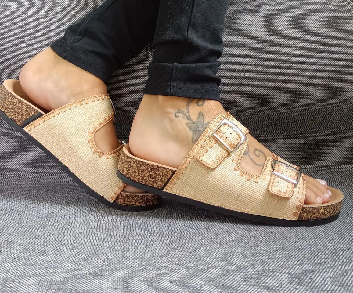 Chaussures sandales intérieur cuir beige camel à motifs style Birk Le Petit Placard