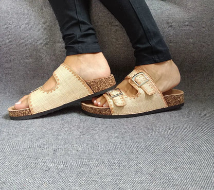 Chaussures sandales intérieur cuir beige camel à motifs style Birk Le Petit Placard