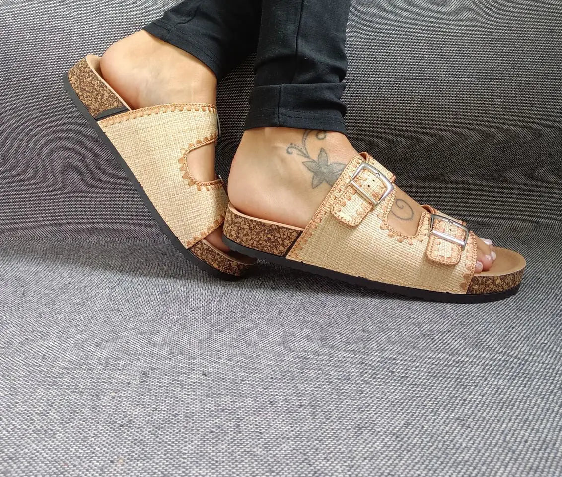 Chaussures sandales intérieur cuir beige camel à motifs style Birk Le Petit Placard