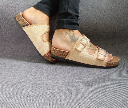 Chaussures sandales intérieur cuir beige camel à motifs style Birk Le Petit Placard