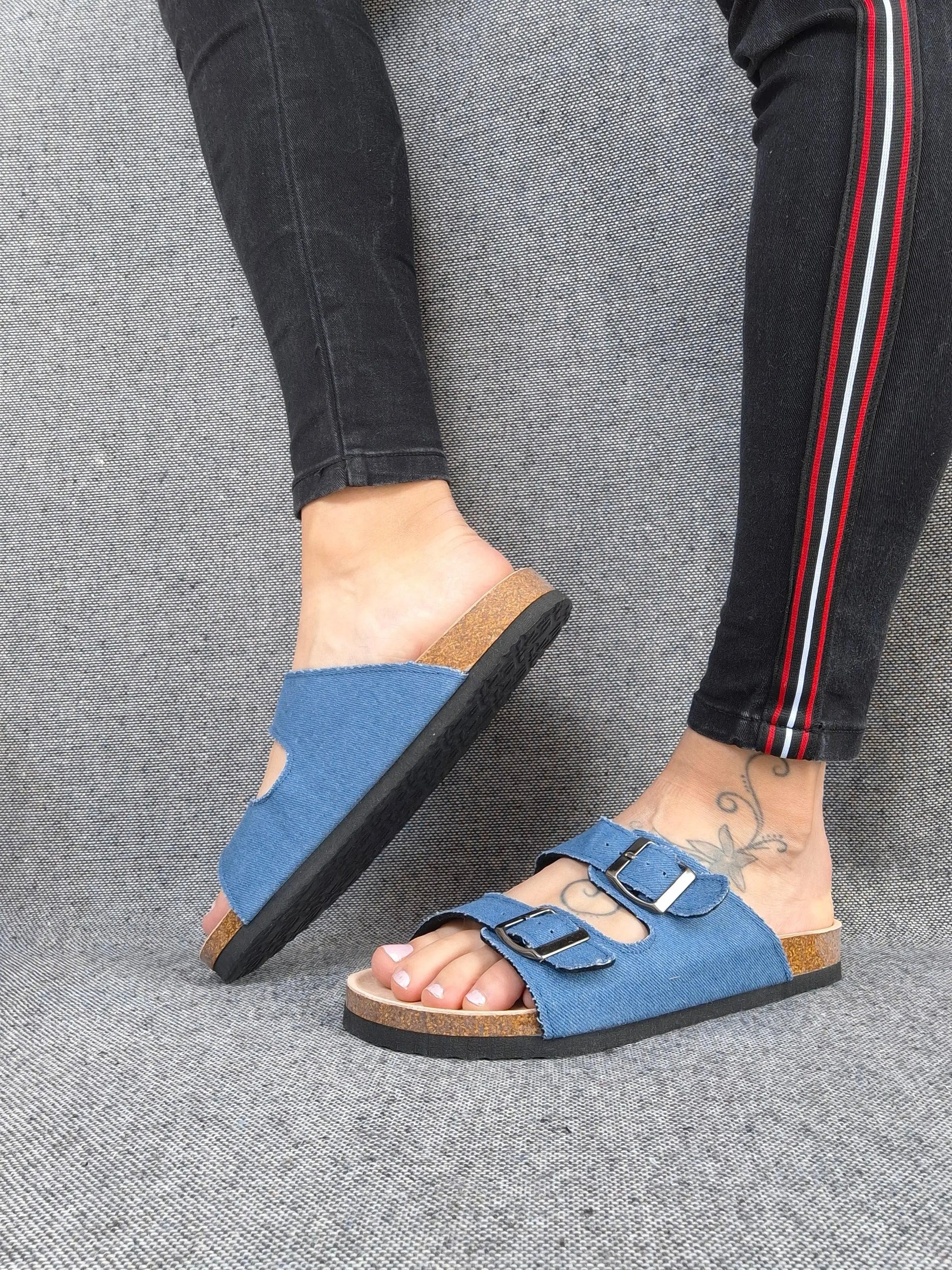 Chaussures sandales intérieur cuir denim de couleur bleue style Birk Le Petit Placard