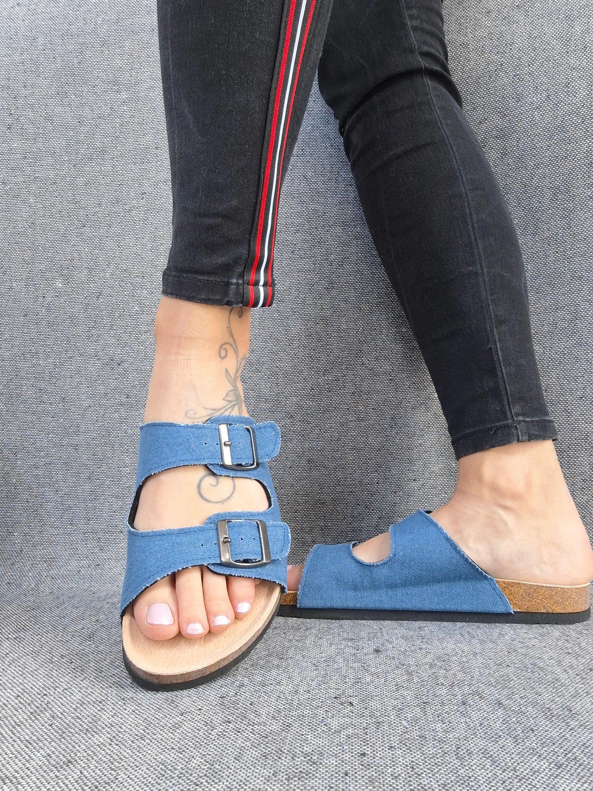 Chaussures sandales intérieur cuir denim de couleur bleue style Birk Le Petit Placard