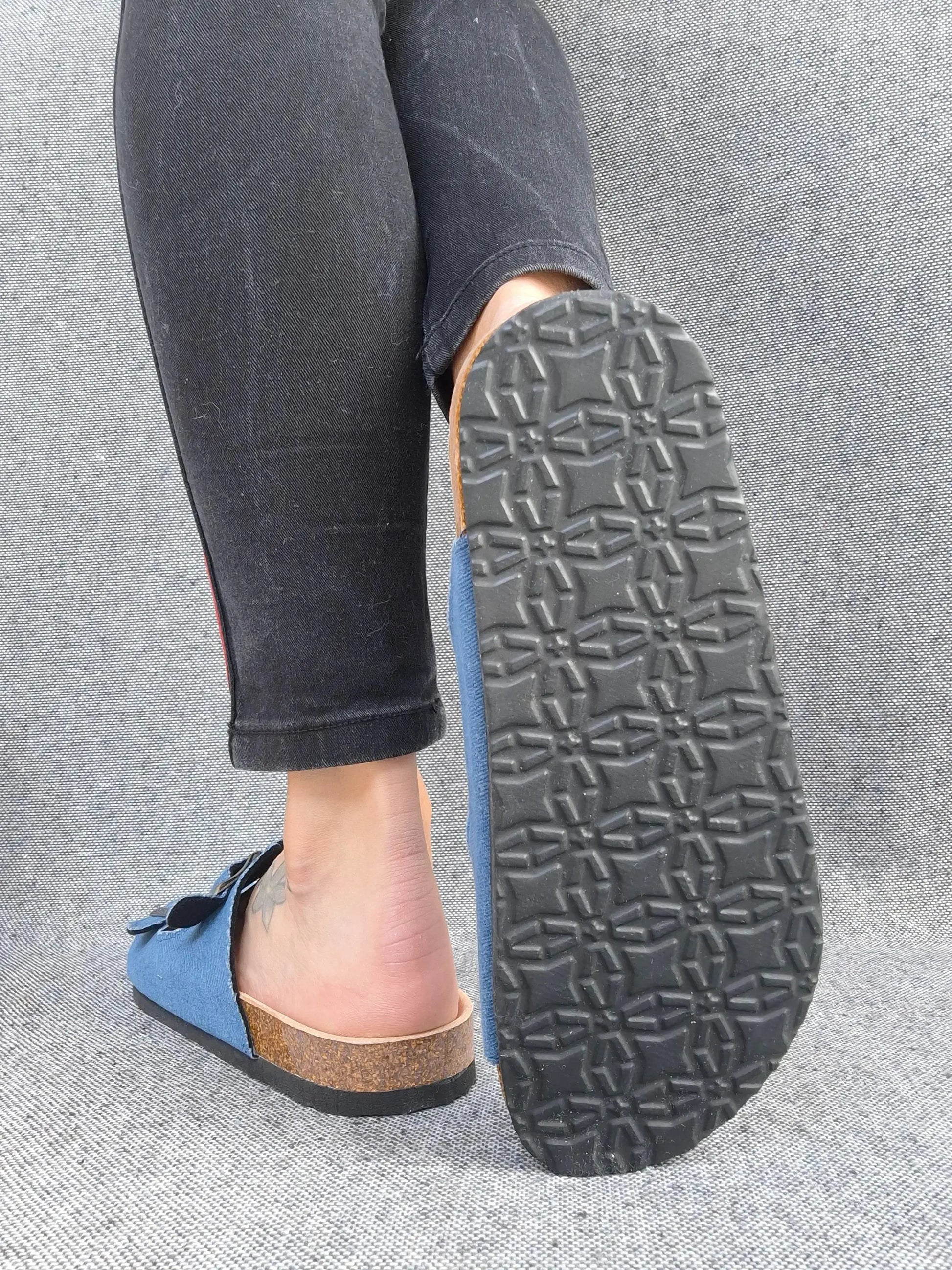 Chaussures sandales intérieur cuir denim de couleur bleue style Birk Le Petit Placard