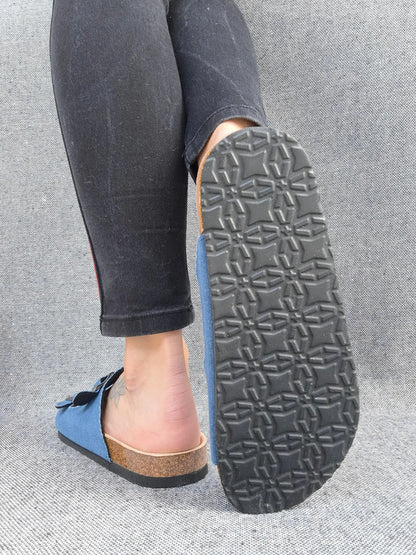 Chaussures sandales intérieur cuir denim de couleur bleue style Birk Le Petit Placard