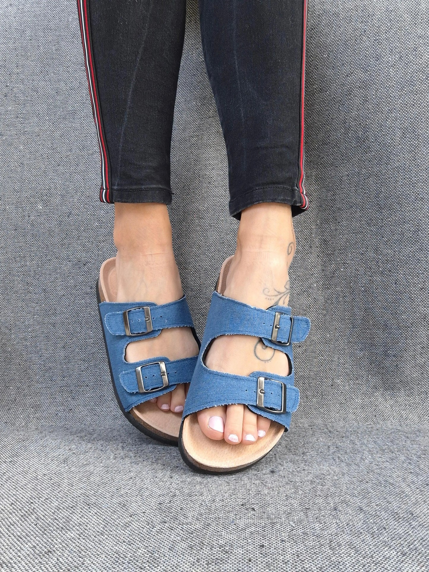 Chaussures sandales intérieur cuir denim de couleur bleue style Birk Le Petit Placard