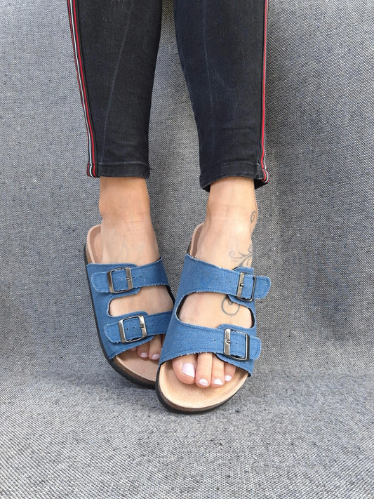 Chaussures sandales intérieur cuir denim de couleur bleue style Birk Le Petit Placard