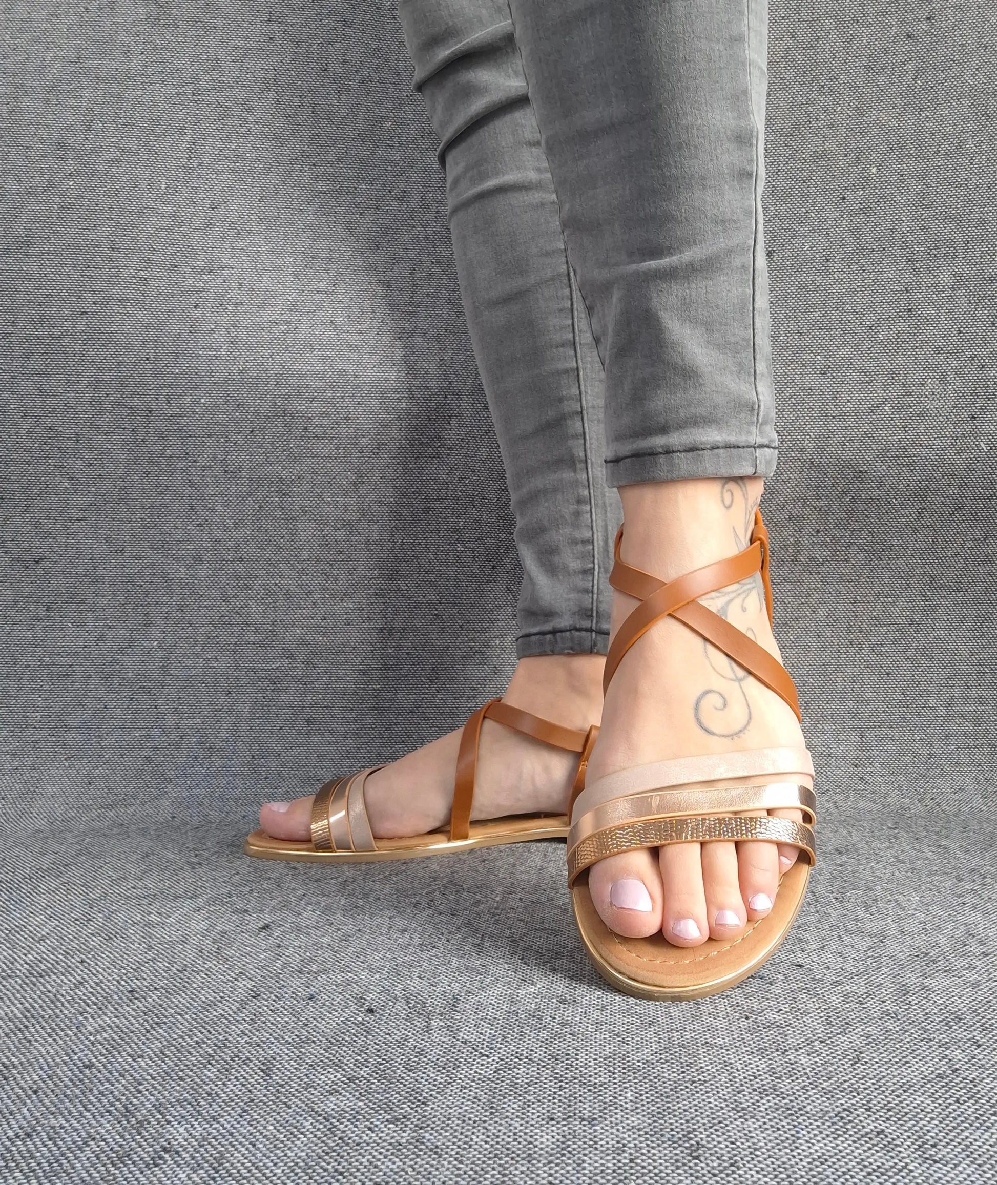 Chaussures sandales plates à brides camel et doré Le Petit Placard