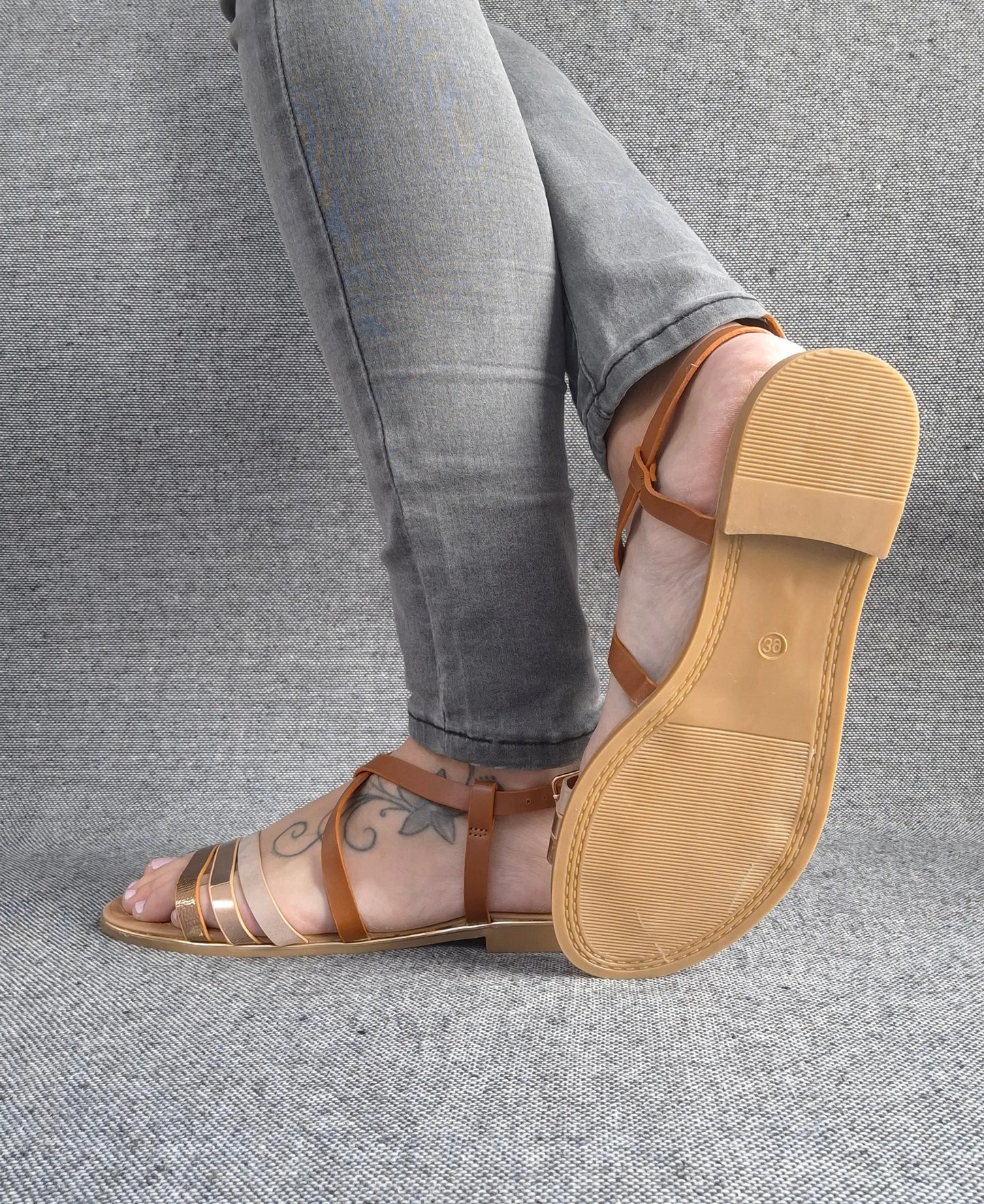 Chaussures sandales plates à brides camel et doré Le Petit Placard
