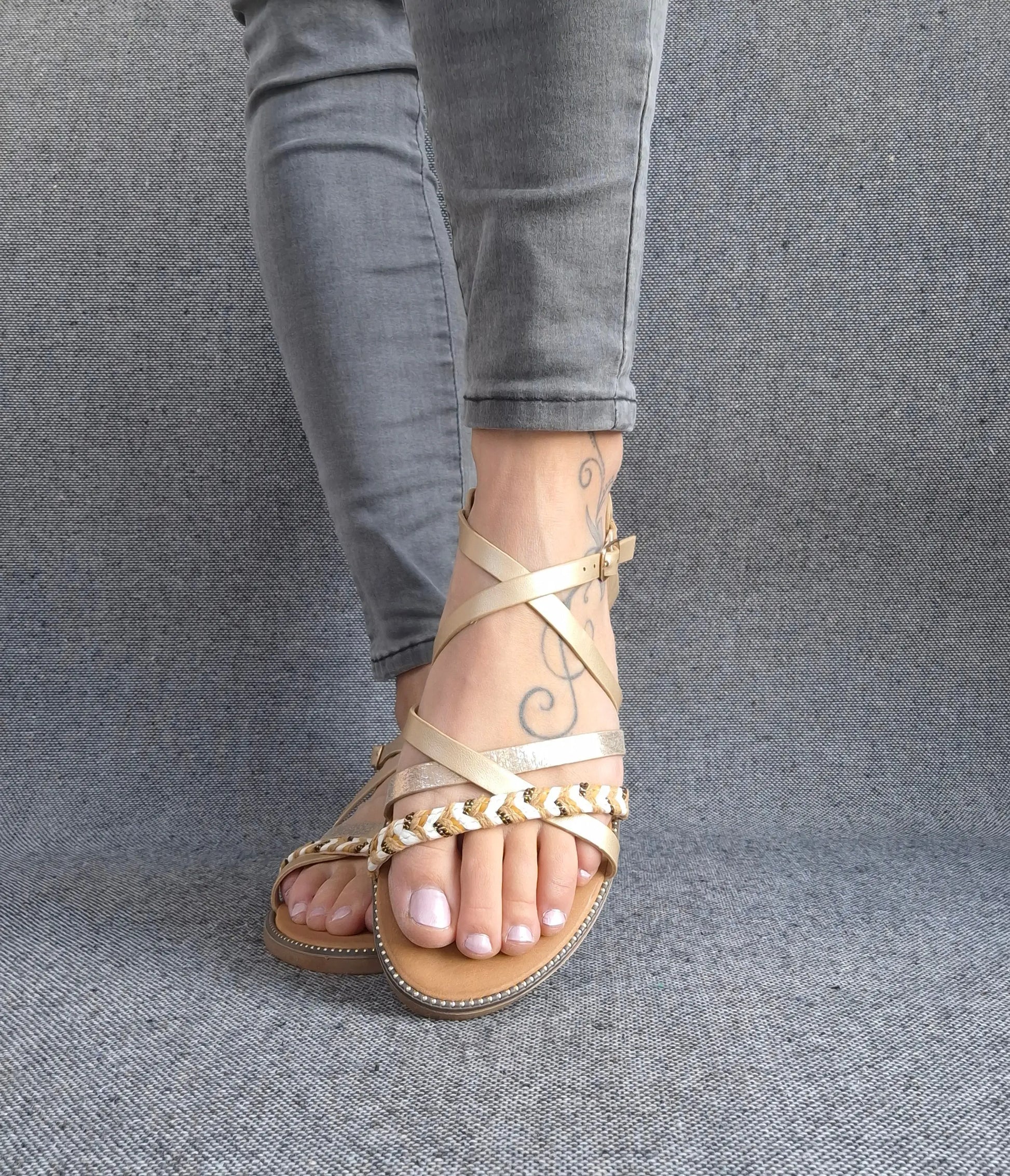 Sandales à brides brillantes et tressées couleur dorée Le Petit Placard
