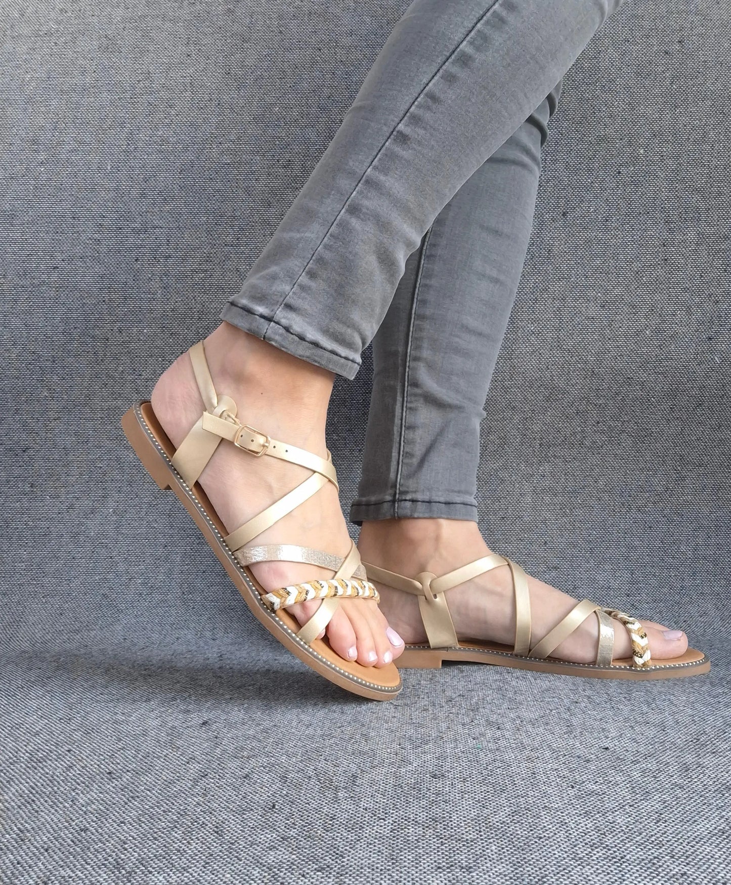 Sandales à brides brillantes et tressées couleur dorée Le Petit Placard