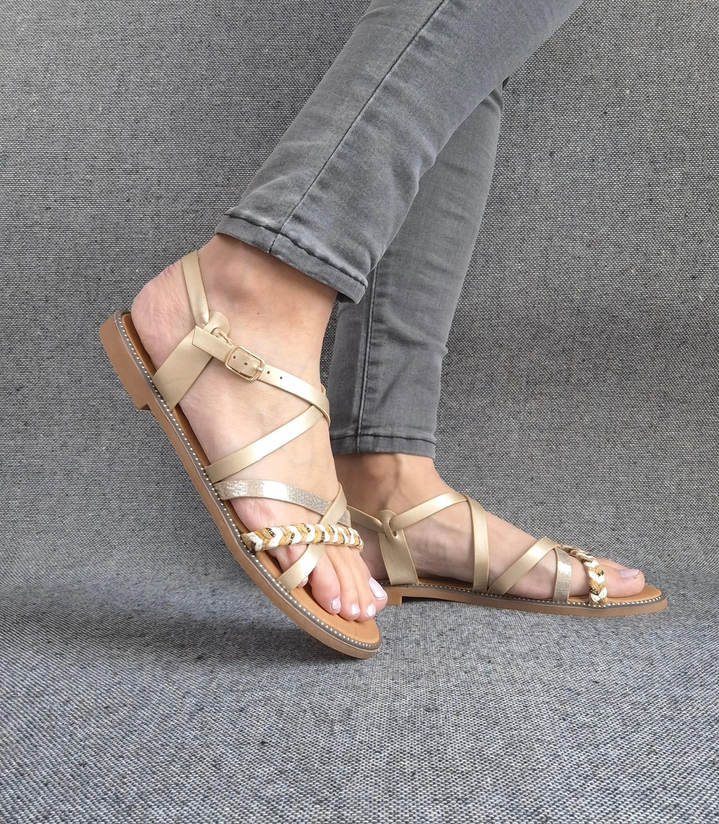 Sandales à brides brillantes et tressées couleur dorée Le Petit Placard