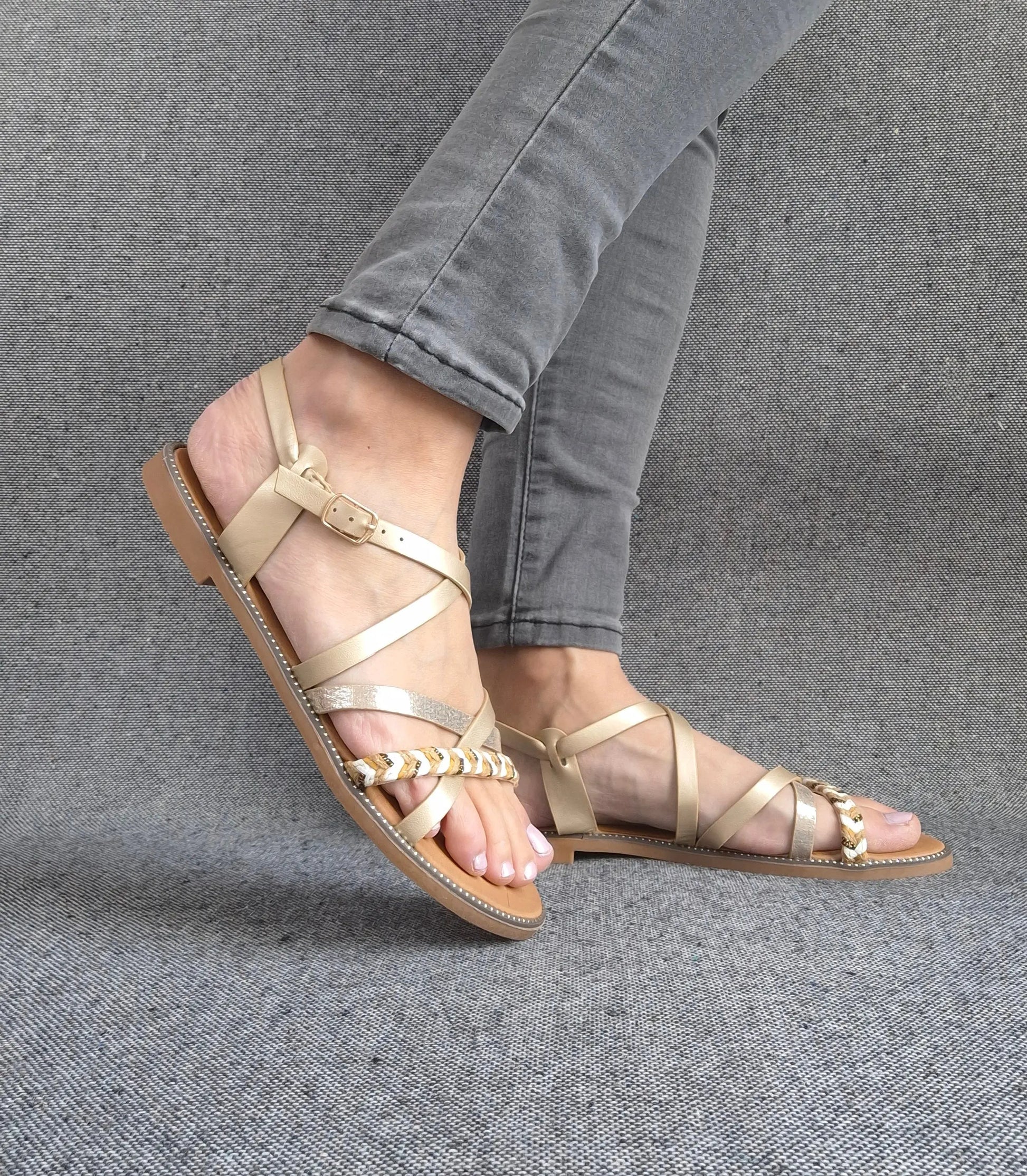 Sandales à brides brillantes et tressées couleur dorée Le Petit Placard