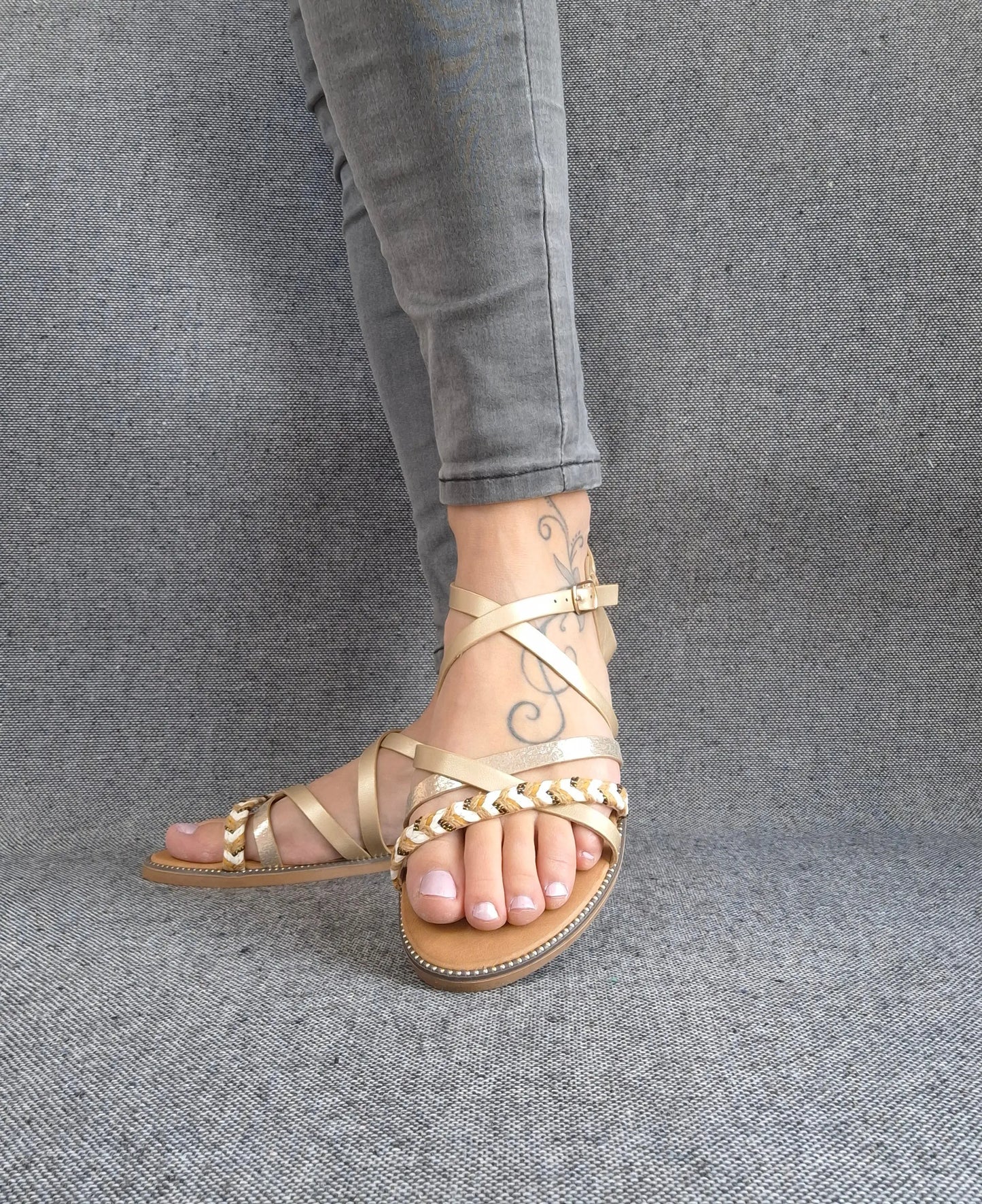 Sandales à brides brillantes et tressées couleur dorée Le Petit Placard