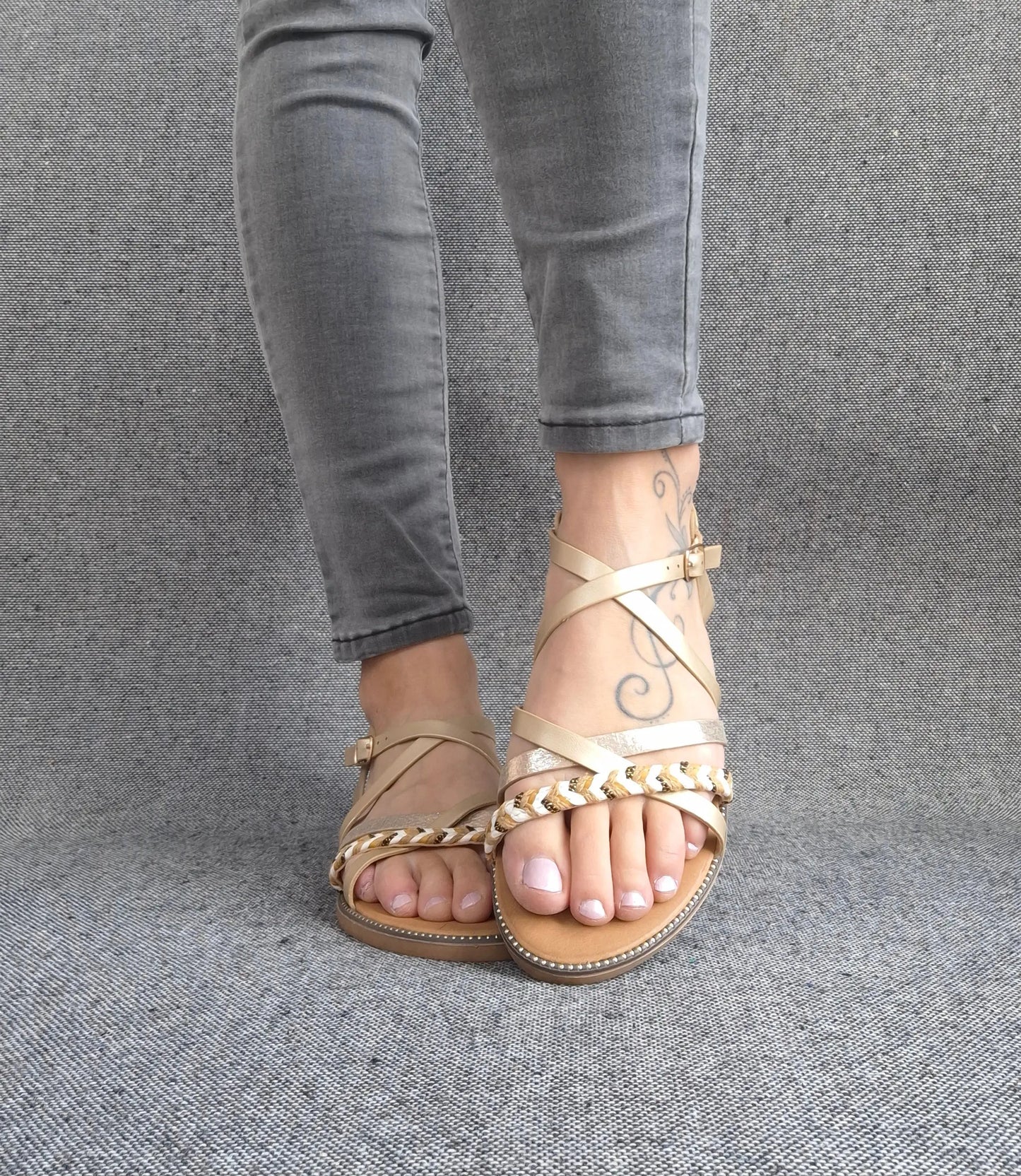 Sandales à brides brillantes et tressées couleur dorée Le Petit Placard