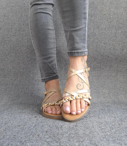 Sandales à brides brillantes et tressées couleur dorée Le Petit Placard
