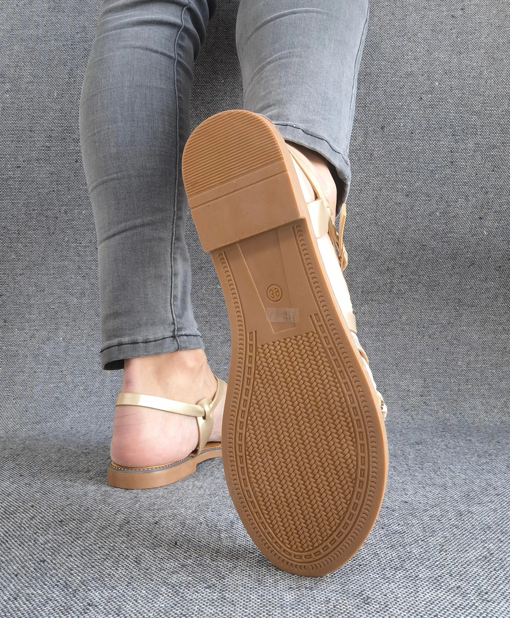 Sandales à brides brillantes et tressées couleur dorée Le Petit Placard