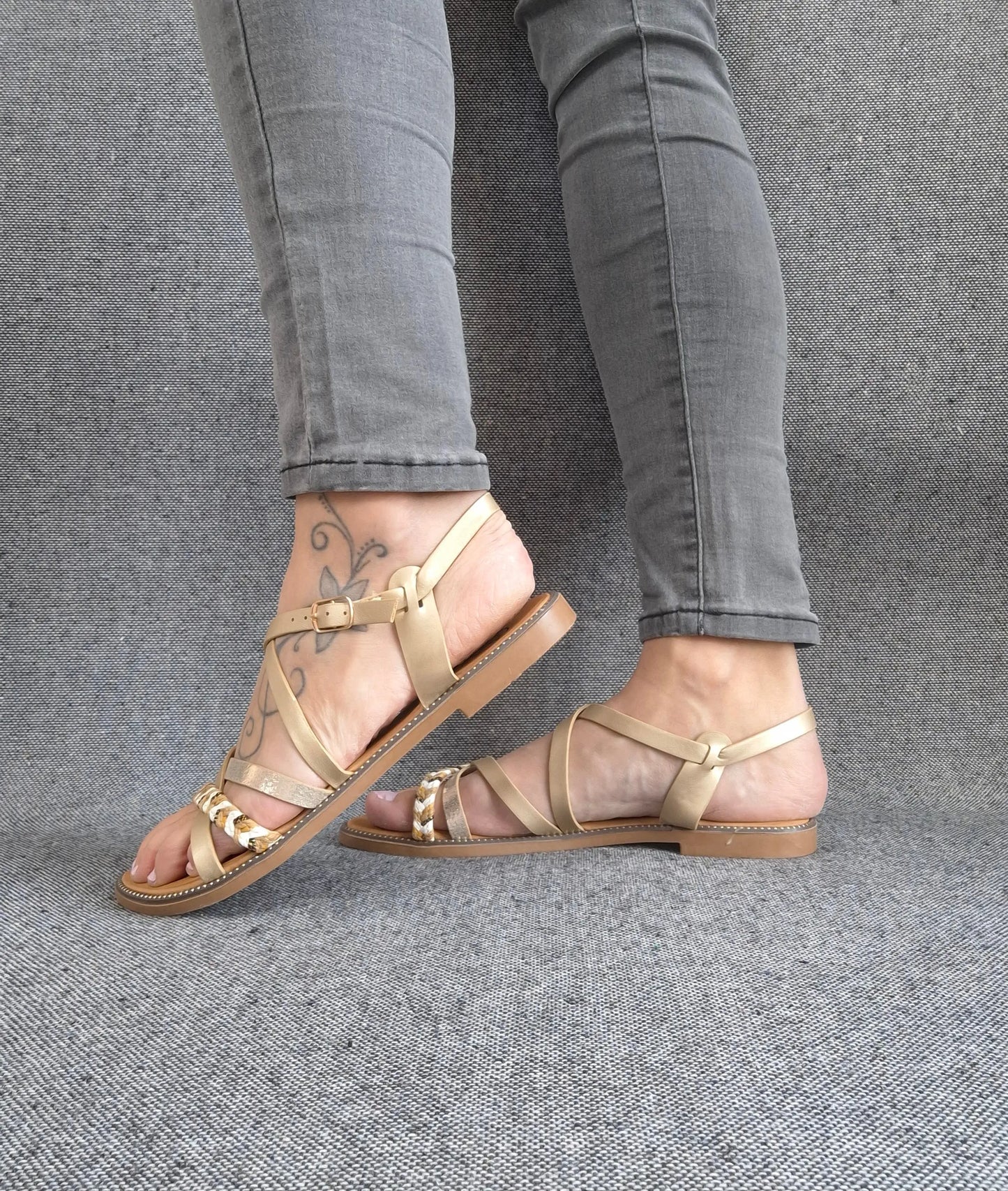 Sandales à brides brillantes et tressées couleur dorée Le Petit Placard
